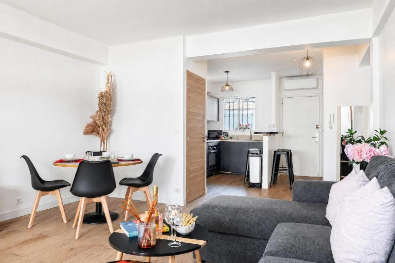 2 Bedrooms Antibes Center Balcony - Happy Rentals - image 9