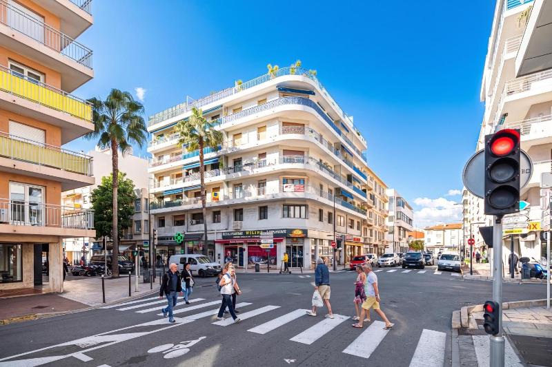 2 Bedrooms Antibes Center Balcony - Happy Rentals - image 10
