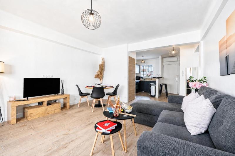 2 Bedrooms Antibes Center Balcony - Happy Rentals - image 16