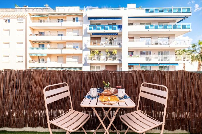 2 Bedrooms Antibes Center Balcony - Happy Rentals - image 7