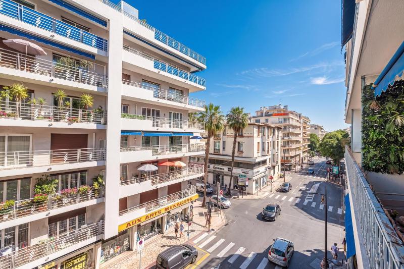 2 Bedrooms Antibes Center Balcony - Happy Rentals - image 13