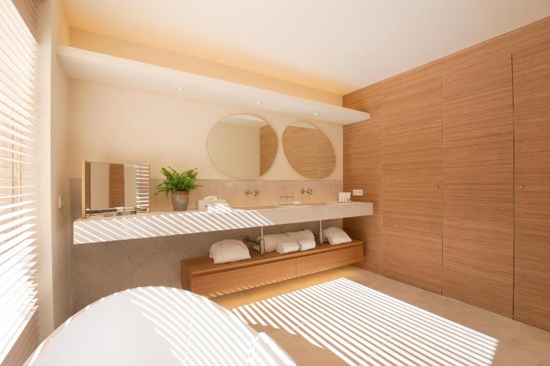 Suite with Garden View image 3