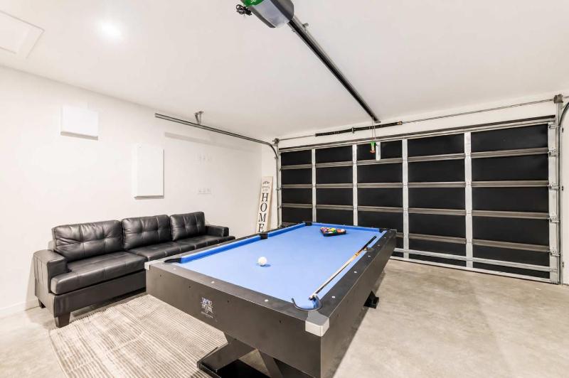 Modern 4BR Stay with Large Living Area in Hornby - image 38