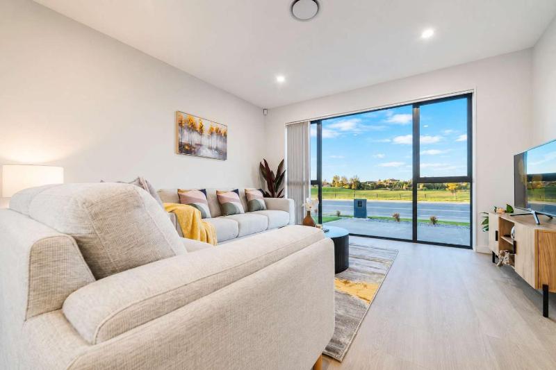 Modern 4BR Stay with Large Living Area in Hornby - image 8