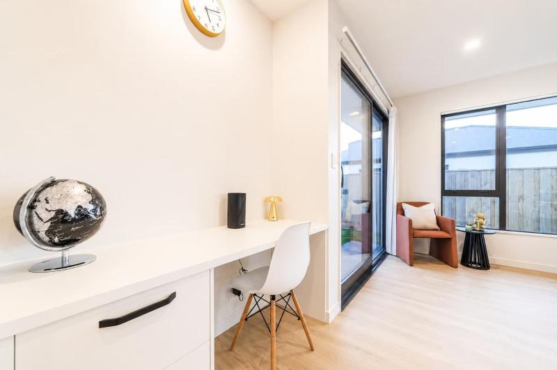 Modern 4BR Stay with Large Living Area in Hornby - image 23