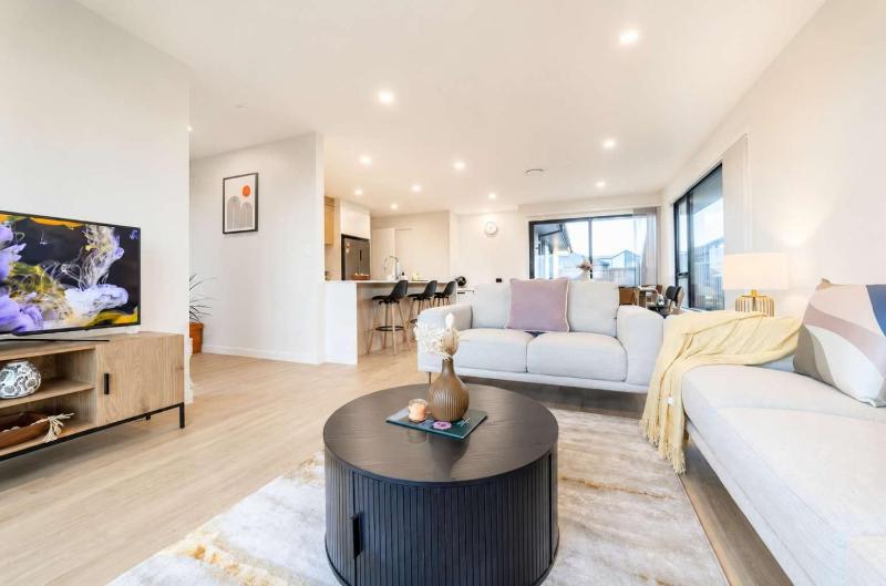 Modern 4BR Stay with Large Living Area in Hornby - image 40
