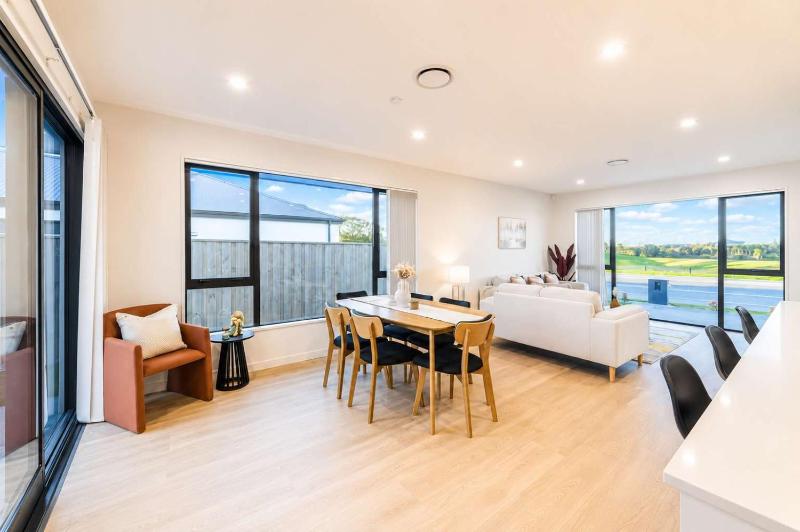 Modern 4BR Stay with Large Living Area in Hornby - image 25