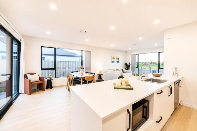 Modern 4BR Stay with Large Living Area in Hornby - image 7