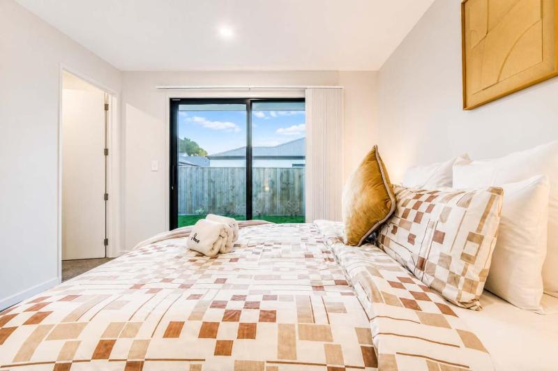 Modern 4BR Stay with Large Living Area in Hornby - image 28
