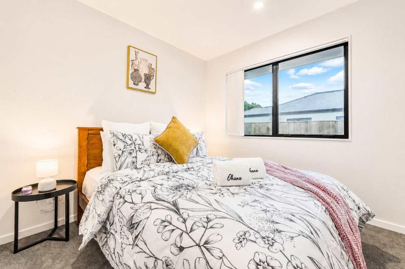 Modern 4BR Stay with Large Living Area in Hornby - image 13