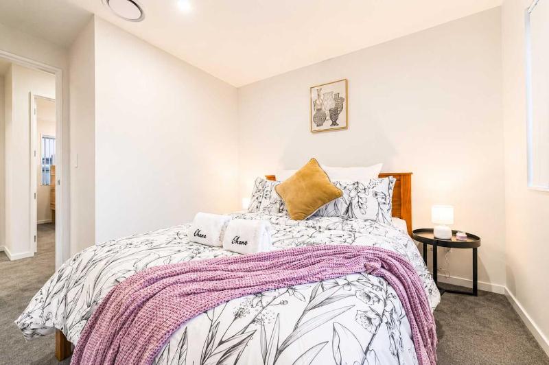 Modern 4BR Stay with Large Living Area in Hornby - image 9