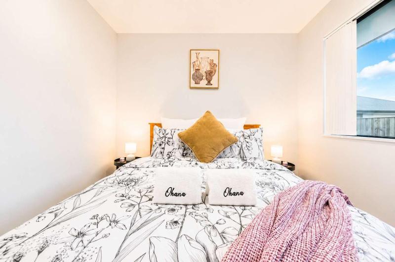 Modern 4BR Stay with Large Living Area in Hornby - image 26