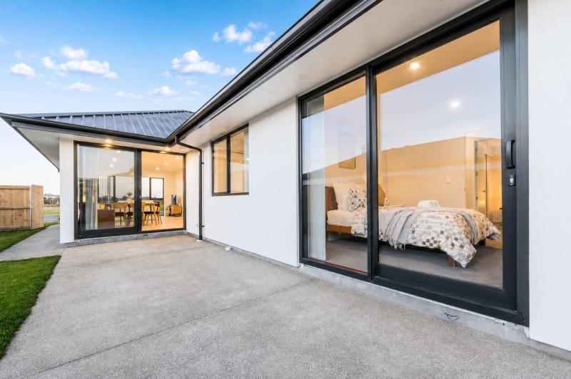 Modern 4BR Stay with Large Living Area in Hornby - image 37