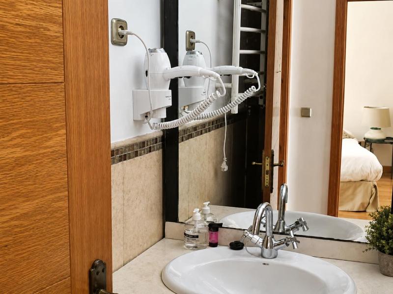 8-Guest Central Madrid Haven - image 8