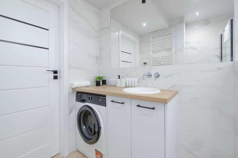 Spacious Apartments with Parking Near the Old Town by Noclegi Renters - image 6