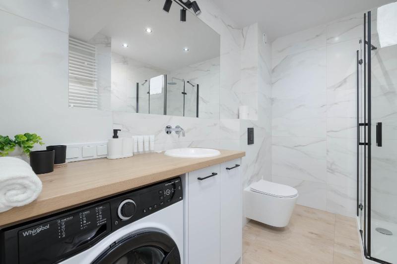 Spacious Apartments with Parking Near the Old Town by Noclegi Renters - image 7
