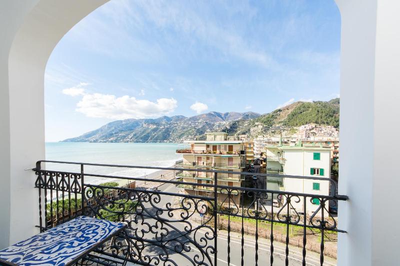 Deluxe Double or Twin Room with Partial Sea View image 4