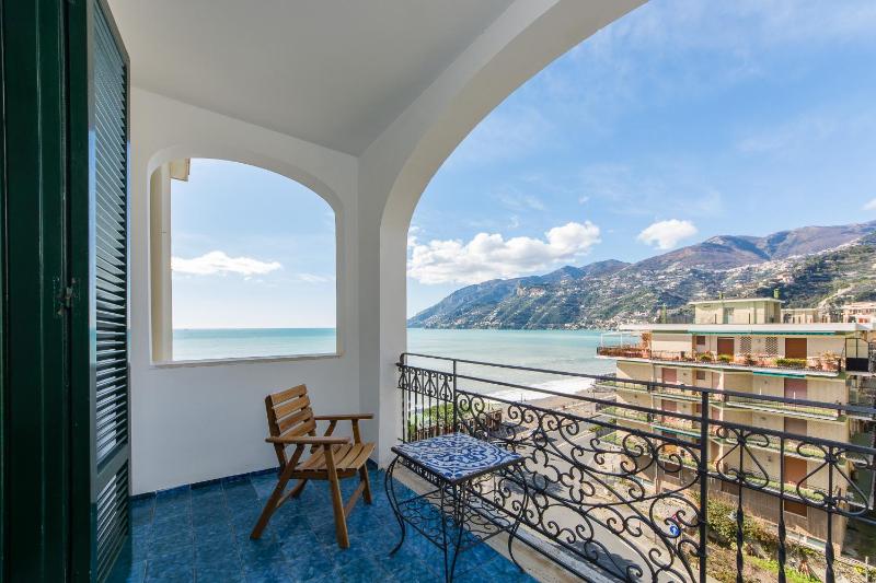 Deluxe Double or Twin Room with Partial Sea View image 3