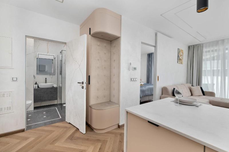 Klimatyzowany Apartament z Balkonem Miejscem do Pracy i Parkingiem by Renters Prestige - image 20