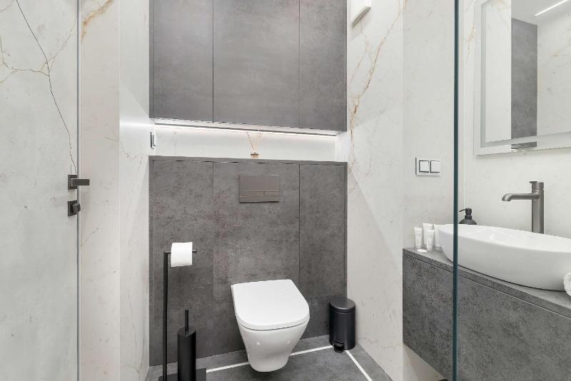 Klimatyzowany Apartament z Balkonem Miejscem do Pracy i Parkingiem by Renters Prestige - image 2