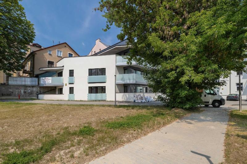 Klimatyzowany Apartament z Balkonem Miejscem do Pracy i Parkingiem by Renters Prestige - image 4