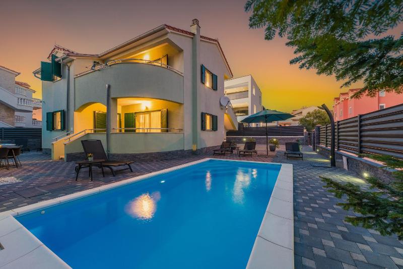 S Villa with Pool Jacuzzi & Gym - image 1