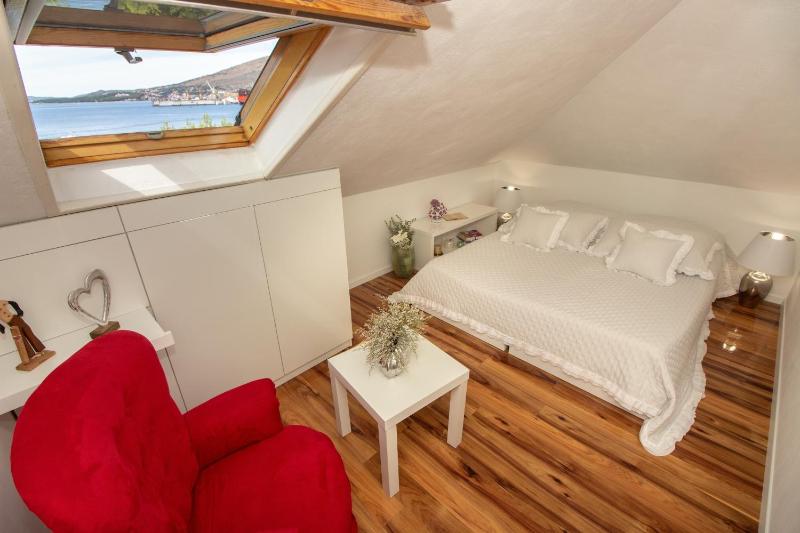 Spacious Apartment in Trogir with Parking - image 39