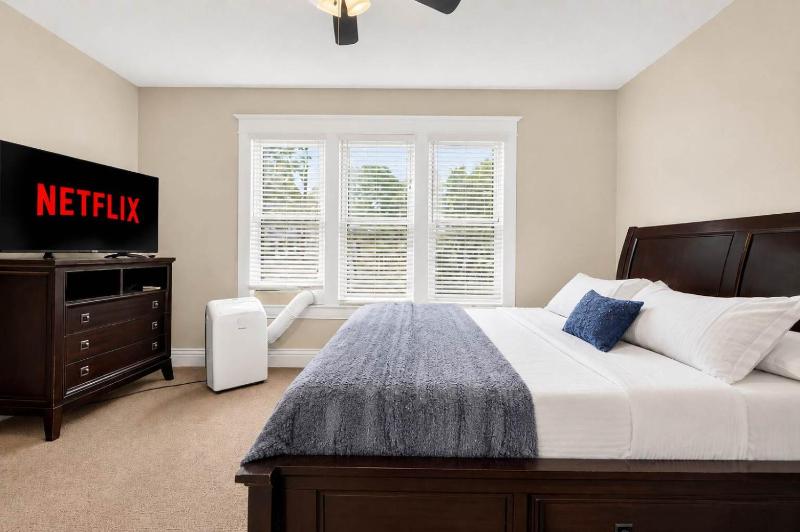 Relaxing retreat with hot tub near Cherokee Park - image 41