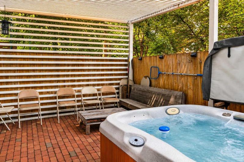 Relaxing retreat with hot tub near Cherokee Park - image 32