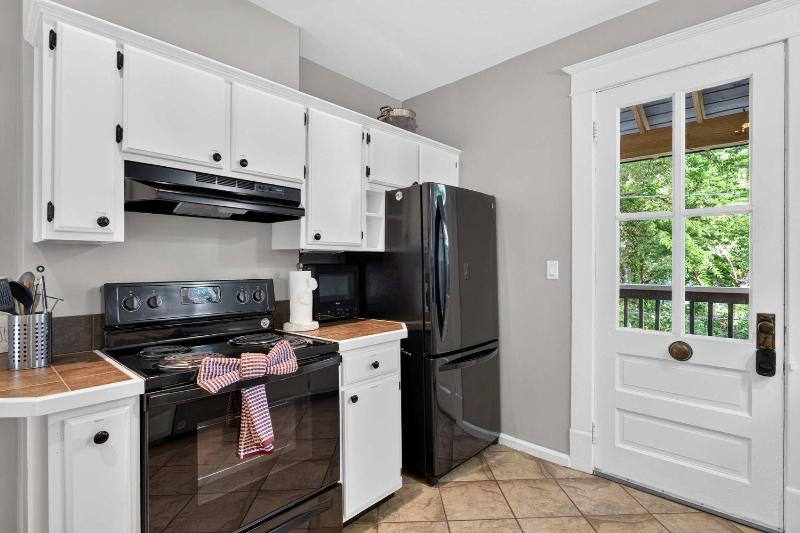 Relaxing retreat with hot tub near Cherokee Park - image 20