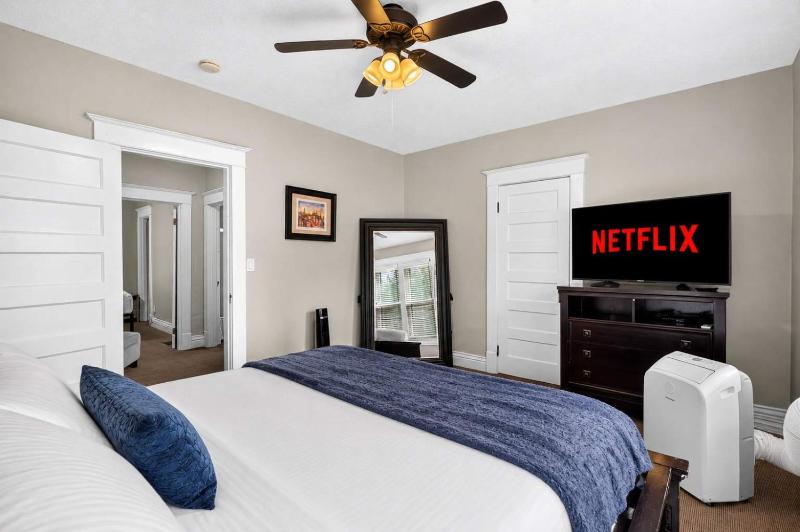 Relaxing retreat with hot tub near Cherokee Park - image 45