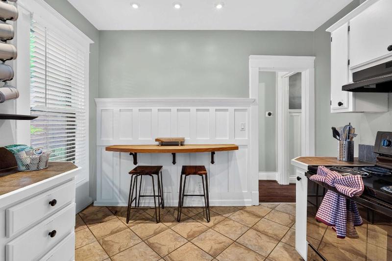 Relaxing retreat with hot tub near Cherokee Park - image 25