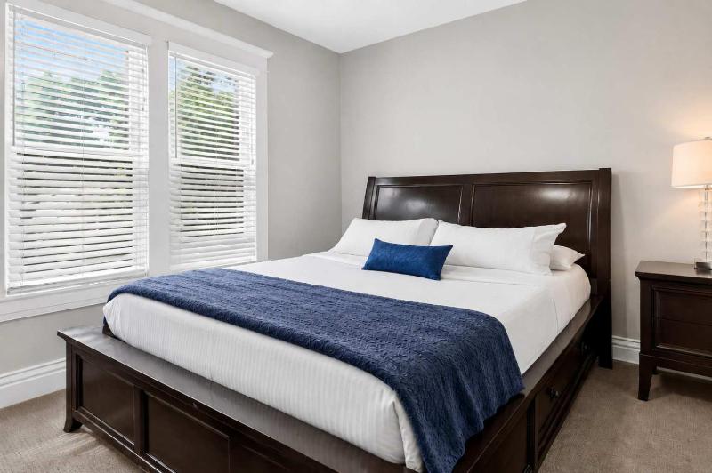 Relaxing retreat with hot tub near Cherokee Park - image 17