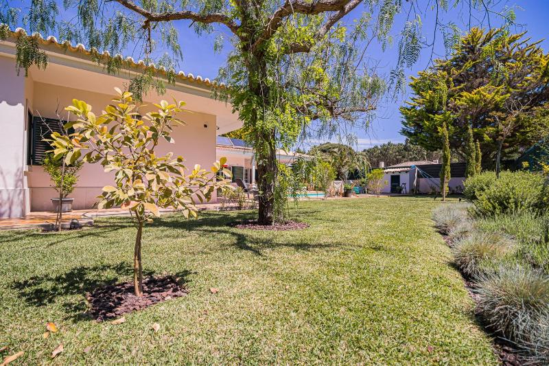 Spacious villa in Sesimbra with a private year-round pool - image 47