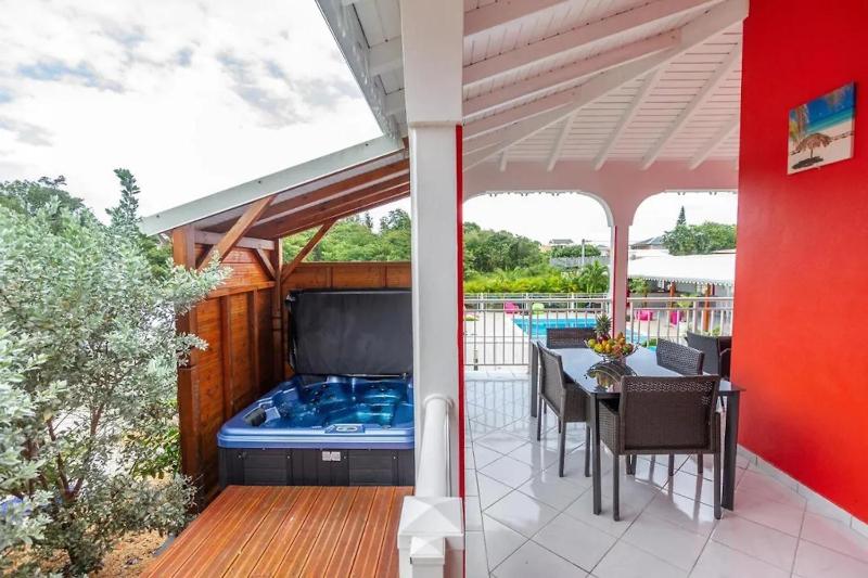 Maison lumineuse avec piscine au Moule - image 6