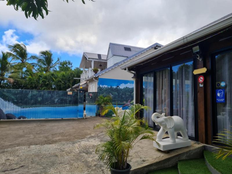 Bungalow charmant à Le Moule avec piscine et jardin - image 7