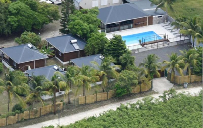 Bungalow charmant à Le Moule avec piscine et jardin - image 12