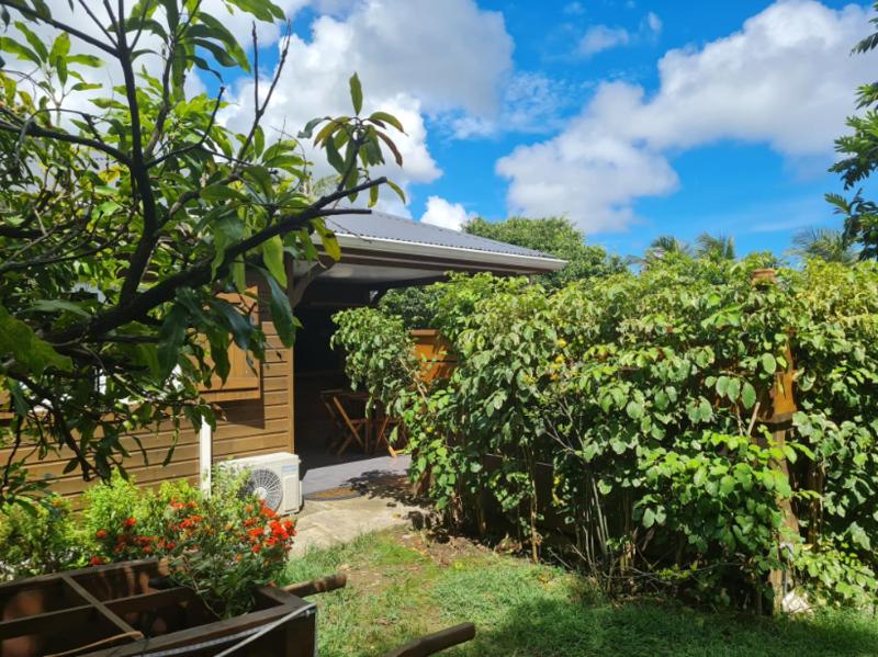 Bungalow charmant à Le Moule avec piscine et jardin - image 8