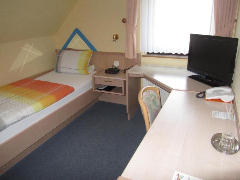 Budget Single Room image 4