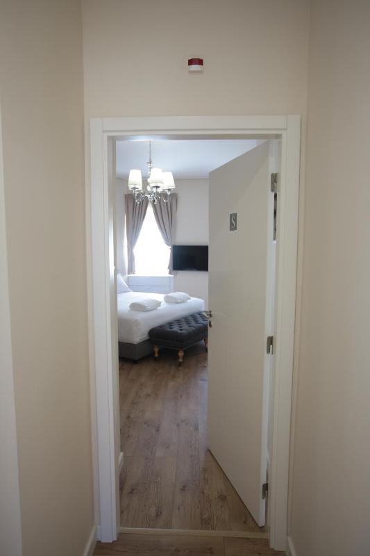Large Double or Twin Room with Kitchenette image 2