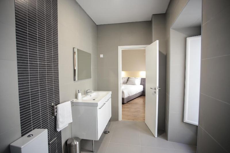 Large Double or Twin Room with Kitchenette image 2