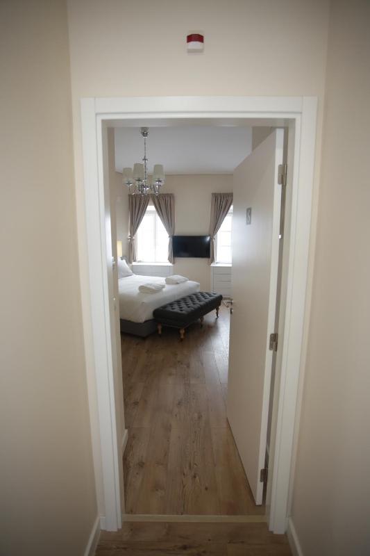 Large Double or Twin Room with Kitchenette image 3