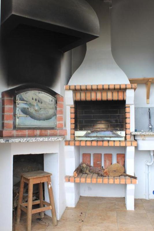 Cosy House in Nazaré with Fireplace - image 3