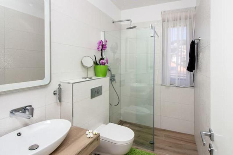 Spacious Apartment in Trogir with Parking - image 32