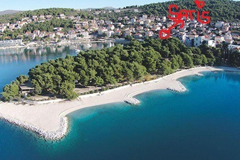 Spacious Apartment in Trogir with Parking - image 8