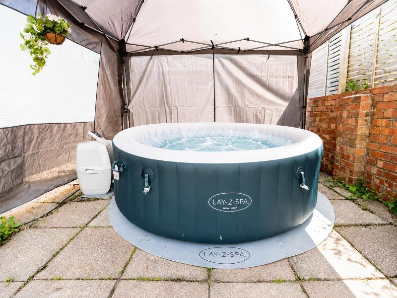 Open Mind Property - Hot Tub 4 Bedrooms & Free Parking - image 5