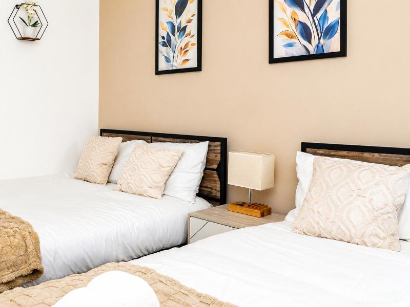 Open Mind Property - Hot Tub 4 Bedrooms & Free Parking - image 22