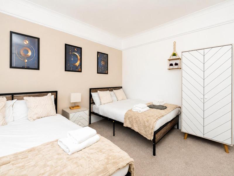 Open Mind Property - Hot Tub 4 Bedrooms & Free Parking - image 28