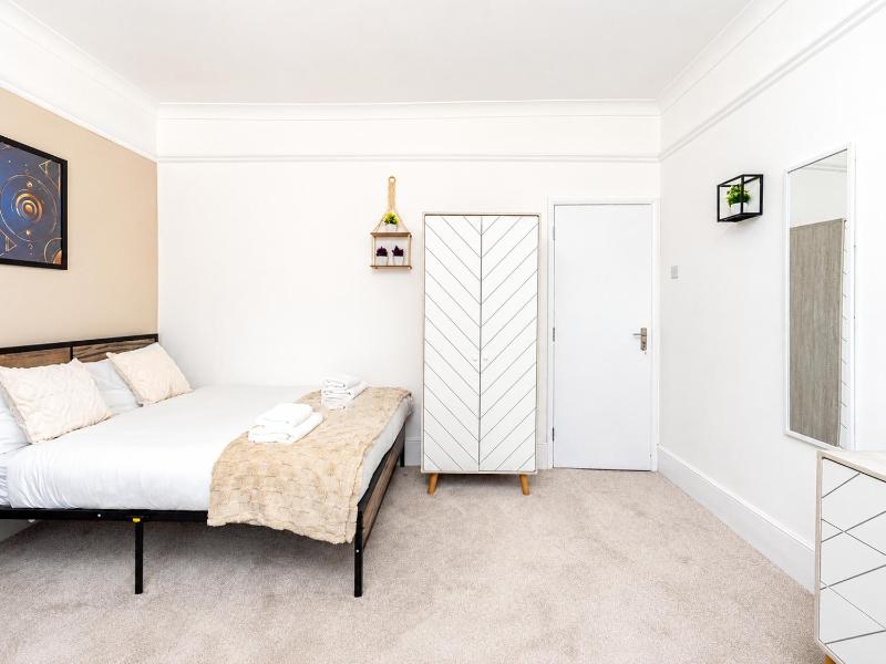 Open Mind Property - Hot Tub 4 Bedrooms & Free Parking - image 38