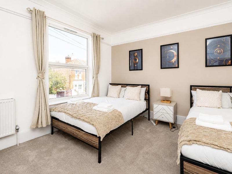 Open Mind Property - Hot Tub 4 Bedrooms & Free Parking - image 41